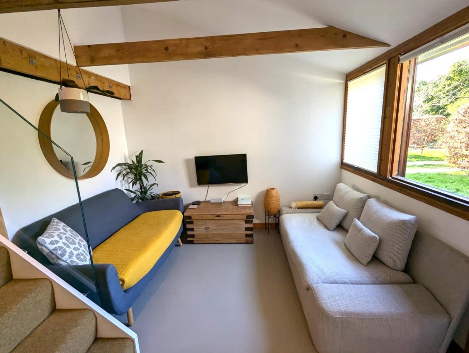 Unique & Rural Child Friendly Annexe With Large Gardens, Games & Tennis Court - Chichester Holiday Properties 외부 사진