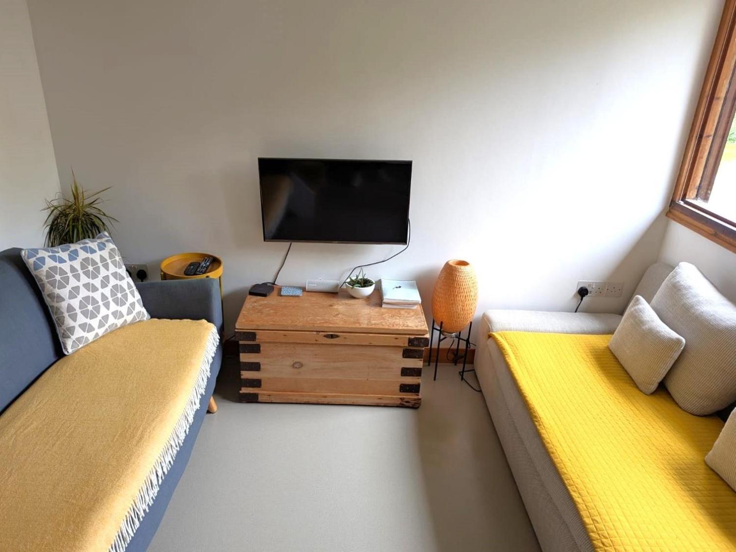 Unique & Rural Child Friendly Annexe With Large Gardens, Games & Tennis Court - Chichester Holiday Properties 외부 사진
