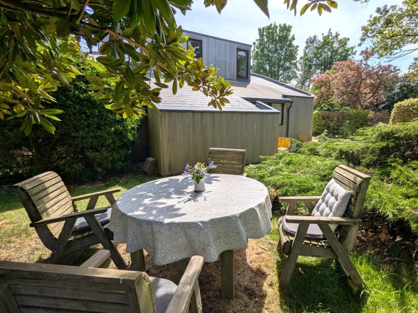 Unique & Rural Child Friendly Annexe With Large Gardens, Games & Tennis Court - Chichester Holiday Properties 외부 사진